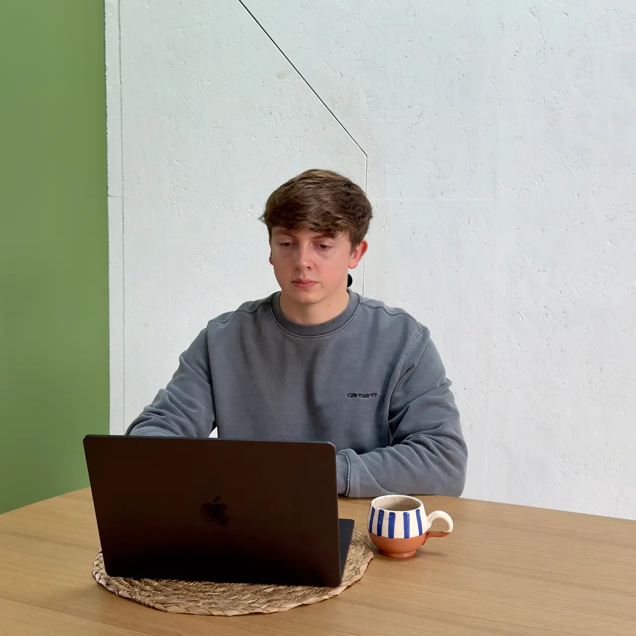 Matthieu Gellé travaillant sur son ordinateur portable